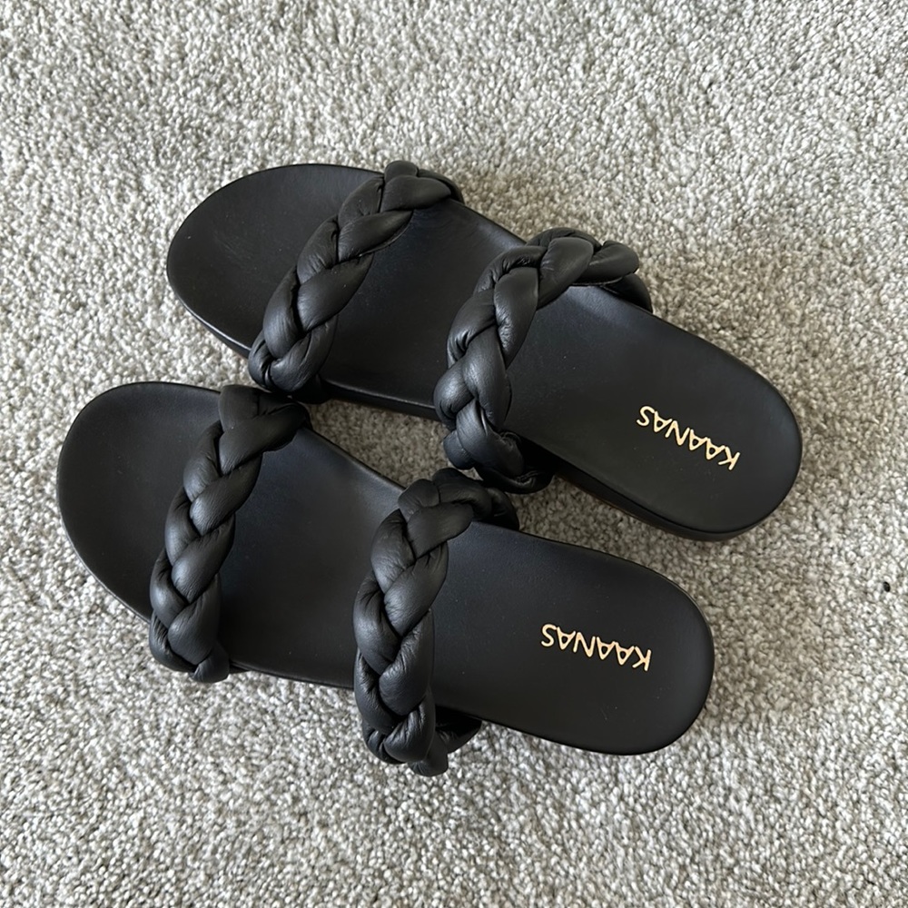 NWOT Kaanas sandals